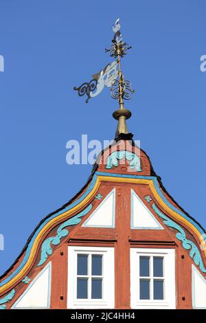 Giebel mit Wetterfahne des Fachwerkhauses zur Pfeif Gasthof am Koenig-Adolf-Platz in Idstein, Hessen, Deutschland Stockfoto