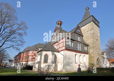 Historischer Amthof mit Hohenfelder Kapelle und Obertorturm in Bad Camberg, Hessen, Deutschland Stockfoto