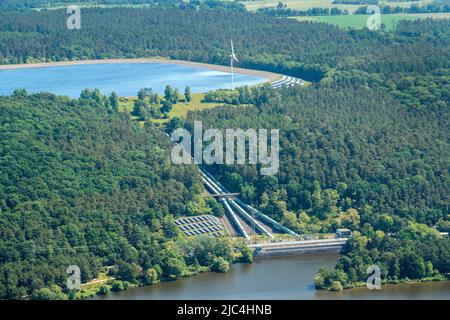 Luftaufnahme des Pumpspeicherkraftwerks, des Energieparks, des Wasserkraftwerks, des Windkraftwerks, des Solarkraftwerks, Geesthang Stockfoto