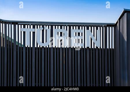 Schriftzug Türen auf Holzpalisade, Buchstaben, Reutlingen, Baden-Württemberg, Deutschland Stockfoto