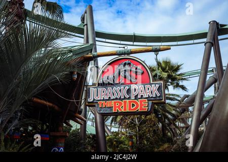 Fantastischer Blick auf die Dino Roller Coaster Ride im Universal Studio Japan Stockfoto