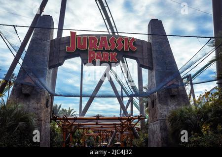 Fantastischer Blick auf die Dino Roller Coaster Ride im Universal Studio Japan Stockfoto