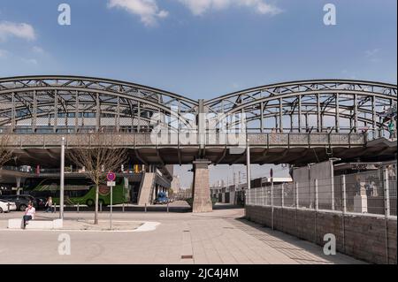 Hackerbrücke, Straßenbrücke über Bahnhofsgleise, erbaut 1890-1894, eine der letzten erhaltenen Stahlbogenbrücken, München 19.. Jahrhundert Stockfoto