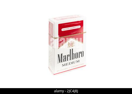 Packung Marlboro Medium Zigaretten, hergestellt von Philip Morris. Marlboro ist die weltweit am meisten verkaufte Zigarettenmarke. Bergamo, ITALIEN - März 24 Stockfoto