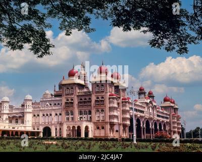 Amba Vilas Palast mit einem Potpourri von hinduistischer, muslimischer, Rajput und gotischer Architektur in Mysuru, Mysore, Karnataka, Indien Stockfoto