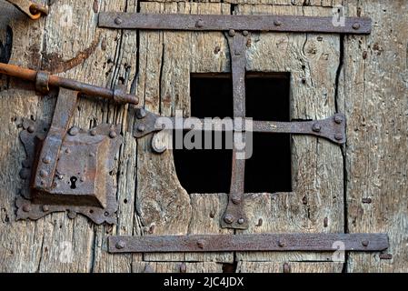 Rostiger Schoß, Bolzen, Riegel und Beschläge, verwitterte Holztür, Eingang zum historischen Kerker, Kerker, mittelalterliches Gefängnis im Stadtturm, Altstadt, lich Stockfoto