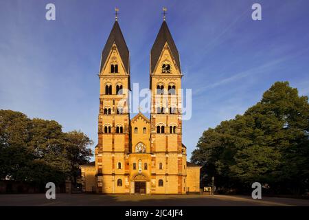 Westfassade der Basilika St. Kastor, auch Kastorkirche genannt, Altstadt, Koblenz, Rheinland-Pfalz, Deutschland Stockfoto