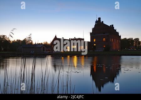 Schloss spiegelt sich in einem See, Blue Hour, Broholm Slot, Fünen, Dänemark Stockfoto