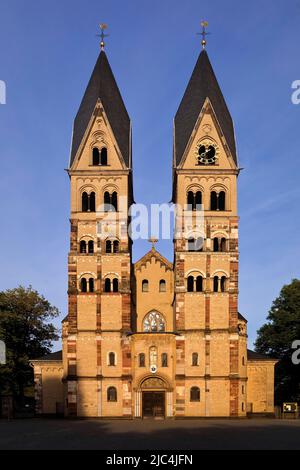 Westfassade der Basilika St. Kastor, auch Kastorkirche genannt, Altstadt, Koblenz, Rheinland-Pfalz, Deutschland Stockfoto
