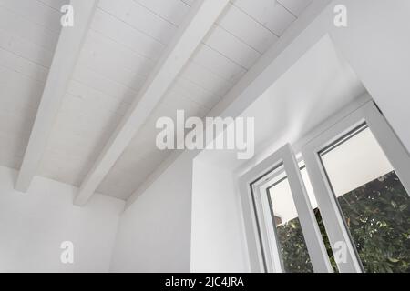 Schöne Wohnung mit freiliegenden Balken in modernem hellem Holz. Stockfoto