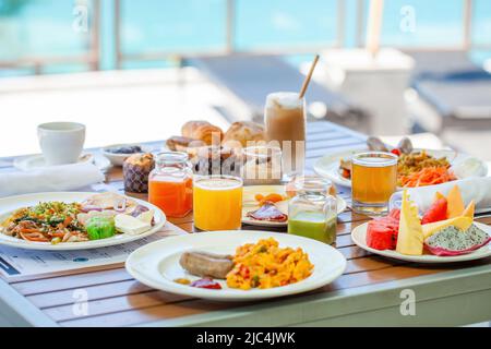 Nahaufnahme des gesunden Frühstücksbuffets, das wunderschön auf einem Holztisch im Café serviert wird Stockfoto