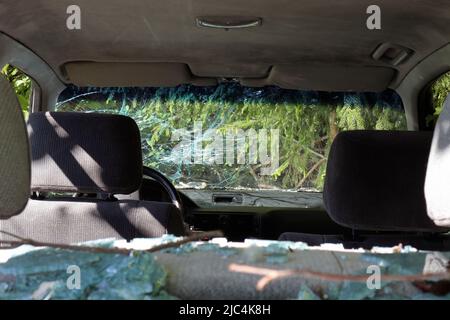 Verlassene Auto auf dem Straßenrand Wald nach einem Unfall Stockfoto