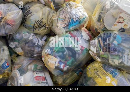 Müll in Säcken liegt in Containern auf der Straße. Bergamo, ITALIEN - 23. Februar 2021. Stockfoto