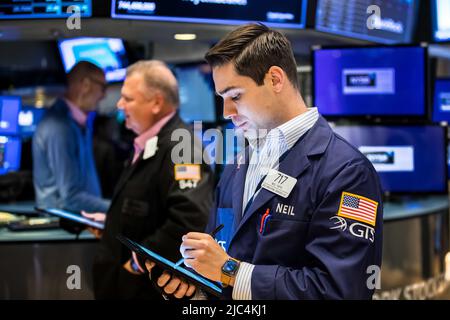 (220610) -- NEW YORK, 10. Juni 2022 (Xinhua) -- Trader arbeiten an der New York Stock Exchange (NYSE) in New York, USA, 9. Juni 2022. Die US-Aktien sind am Donnerstag stark gesunken, da die Technologieaktien den breiten Markt nach unten führten. Der Dow Jones Industrial Average sank um 638,11 Punkte oder 1,94 Prozent auf 32.272,79. Der S&P 500 sank um 97,95 Punkte oder 2,38 Prozent auf 4.017,82. Der Nasdaq Composite Index sank um 2,75 Prozent auf 11.754,23. (Courtney Crow/NYSE/Handout über Xinhua) Stockfoto