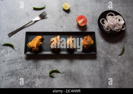 Kebabs werden in einem Tablett mit selektivem Fokus serviert Stockfoto