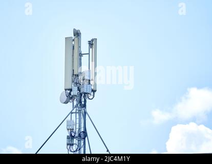 Telekommunikationsturm mit Funkantenne Sender gegen blauen Himmel. Internet-, 3G-, 4G- und 5G-Mobilfunkverbindung. Stockfoto