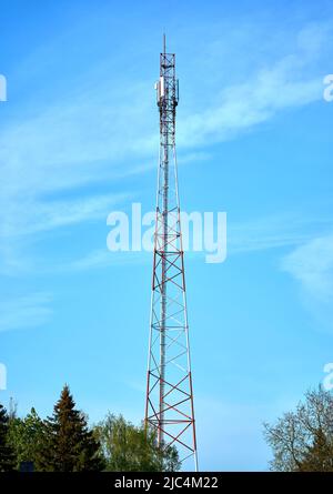 Telekommunikationsturm mit Funkantenne Sender gegen blauen Himmel. Internet-, 3G-, 4G- und 5G-Mobilfunkverbindung. Stockfoto