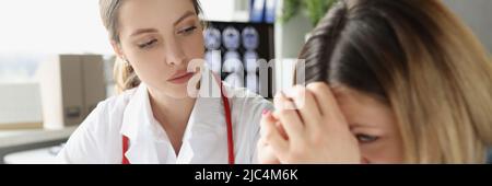 Verärgert Frau Klientin bekam ihre diagnostischen Ergebnisse und weinen, während Arzt schreiben Rezept Stockfoto
