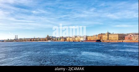 Panorama des Leutnant-Schmidt-Damms von der Newa in St. Petersburg am 20. März 2022 Stockfoto