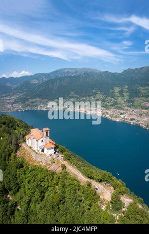 Luftaufnahme des Santuario della Madonna della Ceriola auf dem Montisola, Iseo See. Siviano, Montisola, Provinz Brescia, Lombardei, Italien, Europa. Stockfoto