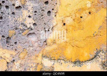 Textur aus weißem altem Gips mit Rissen und Kratzern bedeckt Stockfoto