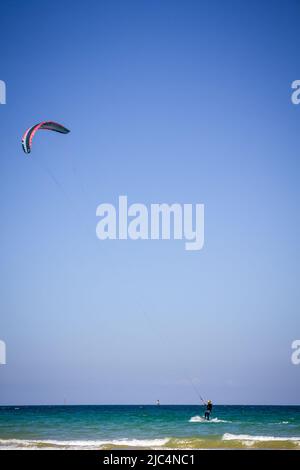 Kitesurfer auf dem Meer in Saint-Malo, Bretagne, Frankreich Stockfoto