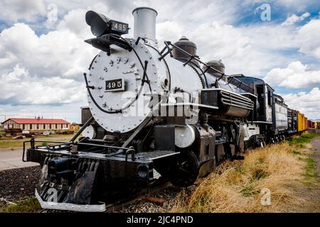 Dampfmaschinenzug 495 in Antonito, Colorado. Cumbres & Toltec Scenic Railroad. Stockfoto