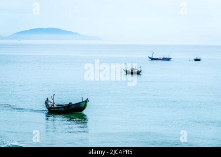 Kleine Fischerboote vor der Küste an einem Bang Beach. Stockfoto