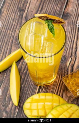 Mangolemonade mit Bubble Tea auf dunklem Holzhintergrund Stockfoto