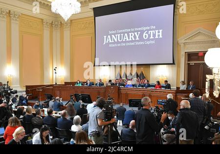 Eine allgemeine Ansicht zeigt eine Anhörung des Auswahlausschusses des Repräsentantenhauses zur Untersuchung des Angriffs auf das US-Kapitol vom 6.. Januar im Bürogebäude des Cannon House auf dem Capitol Hill in Washington, DC am 9. Juni 2022. POOL/AFP-FOTO/MANDEL NGAN Stockfoto
