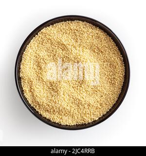 Ungekochte Couscous in schwarzer Schale isoliert auf weißem Hintergrund mit Schneideweg Stockfoto