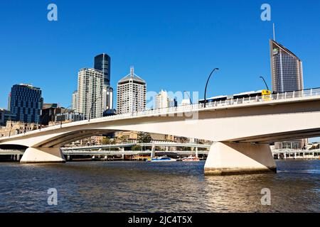 Brisbane Australien / die Victoria Bridge und die Brisbane Skyline Stockfoto