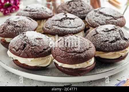 Nahaufnahme von süßen Schokoladen-Whoopie-Pasteten Stockfoto