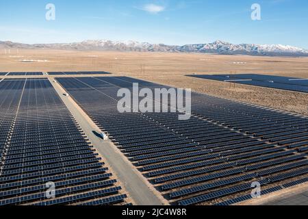 Vier Quellen erneuerbarer Energien - Solar, Wind, Biogas und Geothermie. Das Solarprojekt Escalante ist eine 240 MW Photovoltaik-Anlage in der Nähe von Milford, Utah. B Stockfoto