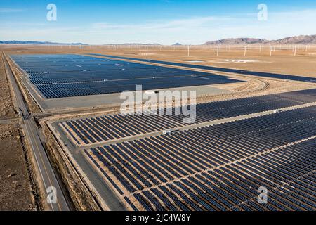 Drei Quellen erneuerbarer Energie - Solar, Wind und Biogas. Das Solarprojekt Escalante ist eine 240 MW Photovoltaik-Anlage in der Nähe von Milford, Utah. Dahinter sind t Stockfoto