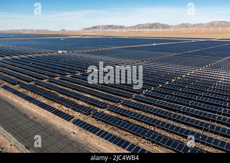 Drei Quellen erneuerbarer Energie - Solar, Wind und Biogas. Das Solarprojekt Escalante ist eine 240 MW Photovoltaik-Anlage in der Nähe von Milford, Utah. Dahinter sind t Stockfoto