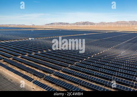 Drei Quellen erneuerbarer Energie - Solar, Wind und Biogas. Das Solarprojekt Escalante ist eine 240 MW Photovoltaik-Anlage in der Nähe von Milford, Utah. Dahinter sind t Stockfoto