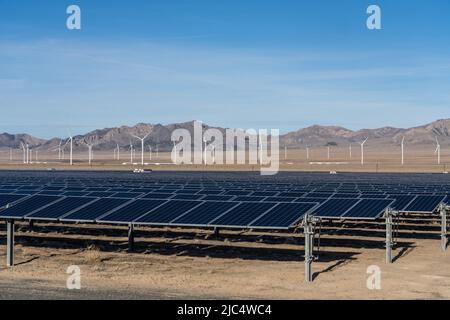 Drei Quellen erneuerbarer Energie - Solar, Wind und Biogas. Das Solarprojekt Escalante ist eine 240 MW Photovoltaik-Anlage in der Nähe von Milford, Utah. Dahinter sind t Stockfoto