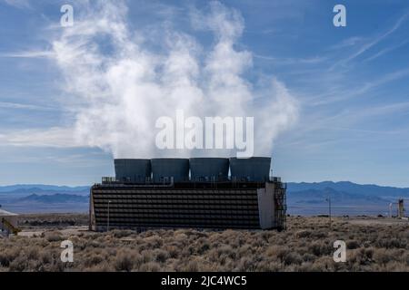 Dampf steigt aus Kühltürmen der Single-Flash-Einheit im Blundell Geothermal Power Plant in Utah. Stockfoto