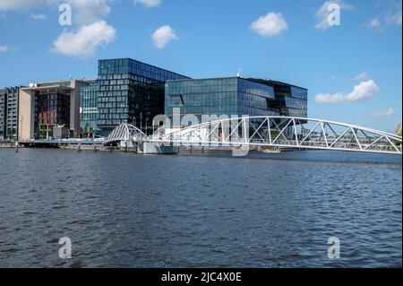 Die Brücke von JJ Van der Veldebrug in Amsterdam, Niederlande 9-6-2022 Stockfoto