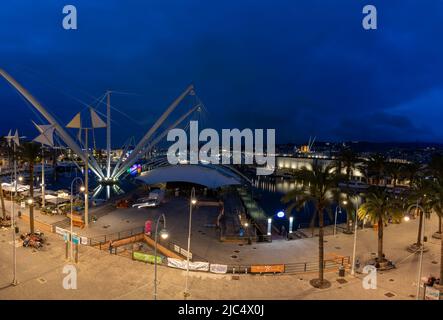 Der alte Hafen, Porto Antico mit Bigo, entworfen von Renzo Piano, Genua, Ligurien, Italien Stockfoto