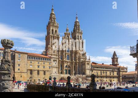 Die Kathedrale von Santiago de Compostela auf der anderen Seite des Obradoiro-Platzes. Santiago de Compestela, Provinz A Coruña, Galicien, Spanien. Santiago de Com Stockfoto