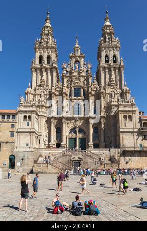 Pilger vor der Kathedrale von Santiago de Compostela, die über den Obradoiro-Platz gesehen wird. Santiago de Compestela, Provinz A Coruña, Galicien, S Stockfoto