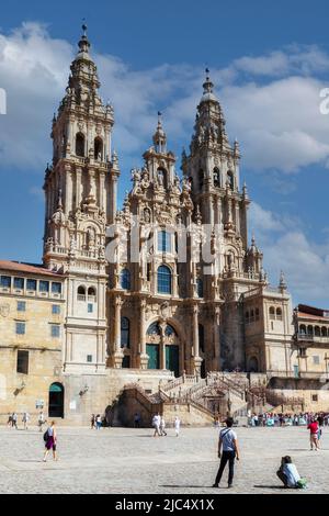 Die Kathedrale von Santiago de Compostela auf der anderen Seite des Obradoiro-Platzes. Santiago de Compestela, Provinz A Coruña, Galicien, Spanien. Santiago de Com Stockfoto