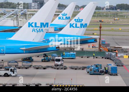 Drei KLM-Flugzeuge in einer Reihe am Flughafen Schiphol in den Niederlanden 26-5-2022 Stockfoto