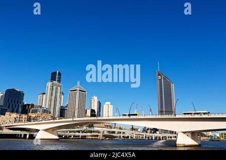 Brisbane Australien / die Victoria Bridge und die Brisbane Skyline Stockfoto