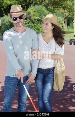 Frau und blinder Mann im Park Stockfoto