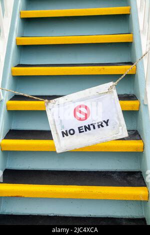 Kein Eintrittsschild über steile schwarze und gelbe Treppen auf einer calmac Fähre nach Arran Stockfoto