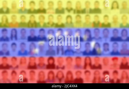 Porträts vieler Menschen auf dem Hintergrund der Flagge Venezuelas. Das Konzept der Bevölkerung und des demografischen Zustands des Landes. Stockfoto