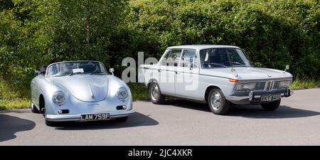 Eine Silber, 1968, Porsche 356 Speedster Replica und eine Grau, 1972, BMW 2000 Limousine, zu sehen auf der Deal Classic Car Show 2022 Stockfoto
